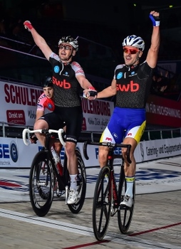 Theo Reinhardt (li.) und Kenny de Ketele feiern ihren Sieg in Bremen. Foto: Arne Mill