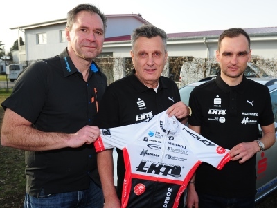 Von links: Steffen Blochwitz (Teammanager), Heiko Salzwedel (Trainer) und Paul Voß (Sportlicher Leiter). Foto: Mario Stiehl