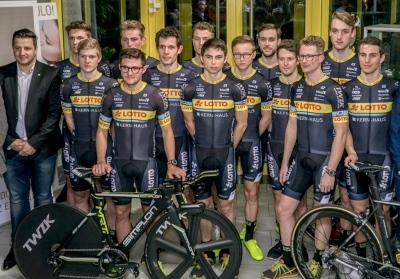 Teamchef Florian Monreal (li.) und die 13 Rennfahrer des Teams Lotto-Kern Haus 2018. Foto: Lotto-Kern Haus