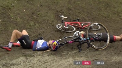 Pauline Ferrand Prevot und Jolanda Neff (hinten) liegen nach ihrem Sturz in Hoogerheide am Boden. Foto: Screenshot UCI