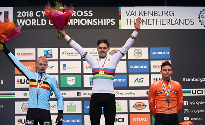 Wout van Aert (Mitte) wurde zum dritten Mal Cross-Weltmeister und verwies Michael Vanthourenhout (li.) und Mathieu van der Poel auf die Plätze zwei und drei. Foto: Michael Deines