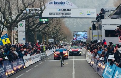 Romain Bardet überquerte als Solist den Zielstrich. Foto: twitter.com/boucles_classic