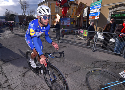 Fernando Gaviria erreichte das Ziel in Fano mit schmerzender Hand. Foto: Tim de Waele/Getty Images