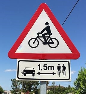 Autofahrer sollten mindestens 1,5 Meter Abstand beim Überholen von Radfahrern einhalten. Foto: BDR