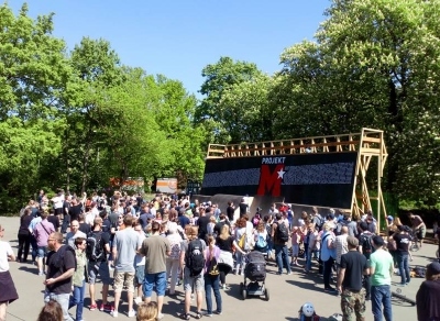 Viele der Unterstützer kamen zur symbolischen Grundsteinlegung für den BMX-Superpark im Mellowpark. Foto: Mellowpark