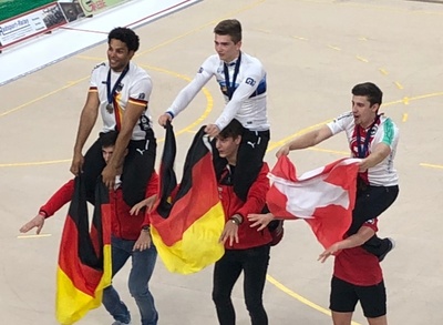 Lukas Kohl (Mitte) und Marcel Jüngling (li.) lassen sich genauso wie der Schweizer Lukas Burri nach ihren Medaillengewinnen feiern. Foto: BDR