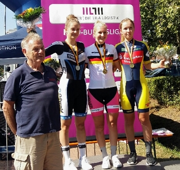 Hannah Ludwig (Mitte) gewann die U19-DM im Zeitfahren vor Dorothee Heitzmann (li.) und Anna Helene Zdun. Foto: privat