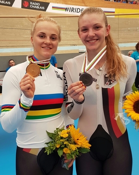 Lea Sophie Friedrich (li.) holte im 500-Meter-Zeitfahren ihren dritten WM-Titel und Alessa Catriona Pröpster sicherte sich die Bronzemedaille. Foto: privat