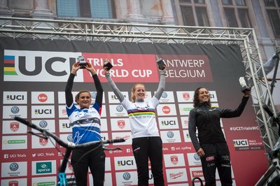 Nina Reichenbach siegte in Antwerpen vor Manon Basseville (li.) und Nadine Kamark. Foto: UCI