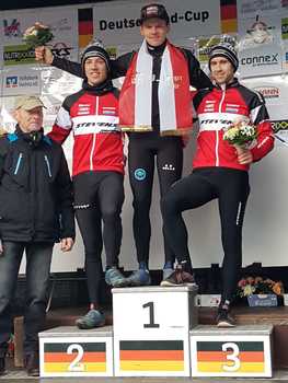 Manuel Müller (Mitte) siegte in Vechta vor Max Lindenau (li.) und Yannick Gruner. Foto: Team Belle Stahlbau