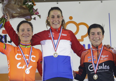 Lucinda Brand (Mitte) gewann die niederländische Cross-Meisterschaft vor Marianne Vos (li.) und Maud Kaptheijns. Foto: Sunweb
