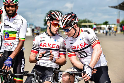 André Greipel (re.) mit einem seiner Teamkollegen nach der zweiten Etappe in Gabun. Foto: Arkéa-Samsic