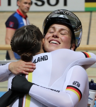 Miriam Welte und Emma Hinze feiern ihre Bronzemedaille. Foto: privat