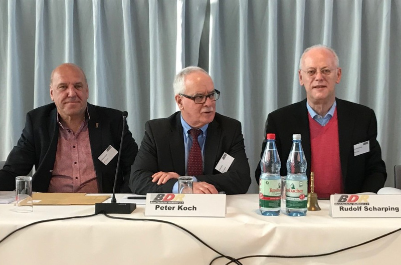 V. re.: BDR-Präsident Rudolf Scharping, sein Stellvertreter Peter Koch und BDR-Vize-Präsident Günter Schabel bei der Bundeshauptversammlung in Frankfurt. Foto: BDR
