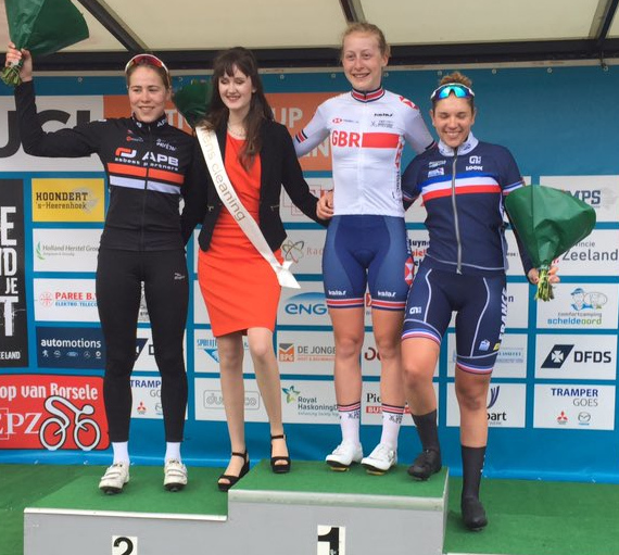 Elynor Bäckstedt (Mitte) gewann die zweite Etappe vor Sofie van Rooijen (li.) und Kristina Nenadovic. Foto: twitter.com/epzovb