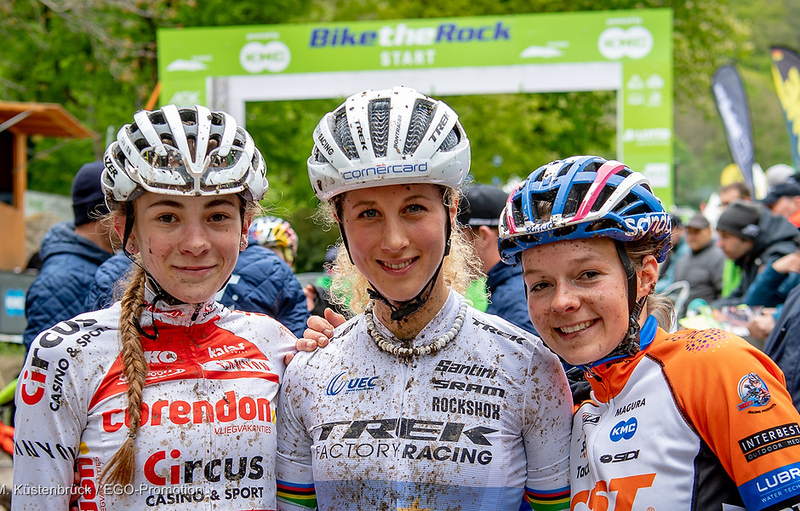 Jolanda Neff (Mitte) gewann in Heubach vor Ronja Eibl (li.) und Anne Tauber. Foto: Armin M. Küstenbrück