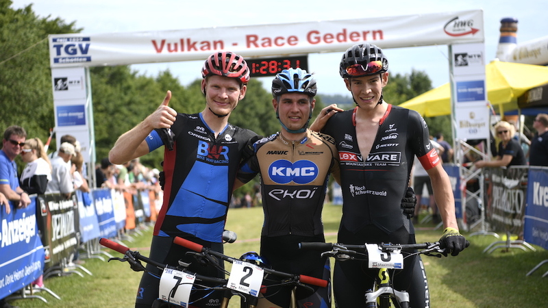 Milan Vader (Mitte) gewann in Gedern vor Markus Schulte-Lünzum und Max Brandl. Foto: Armin M. Küstenbrück 