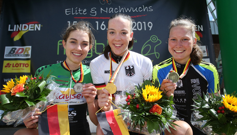 Friederike Stern (Mitte) ist neue Deutsche U19-Meisterin, sie gewann vor Finja Smekal (li.) und Lea Waldhoff. Foto: Michael Deines