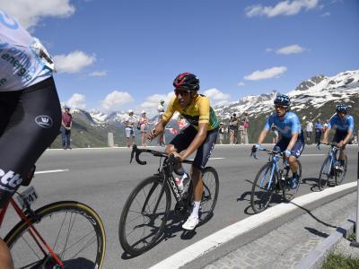  
          Der Kolumbianer Egan Bernal (2.v.l) hat die 83. Tour de Suisse gewonnen. Foto: Gian Ehrenzeller/KEYSTONE 
        