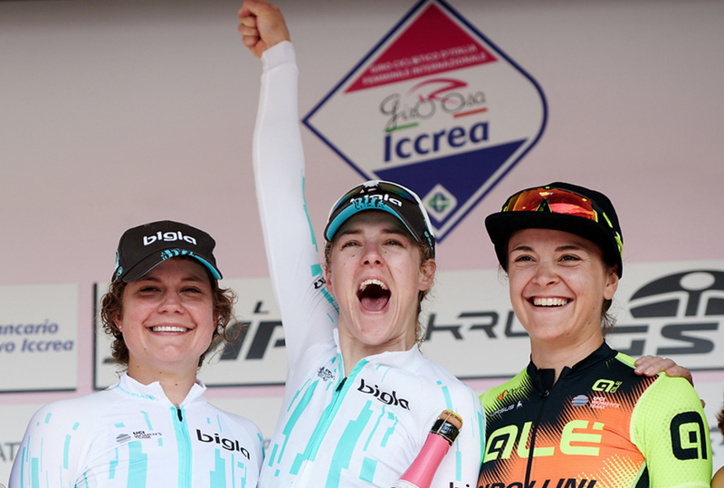 Elizabeth Banks (Mitte) freut sich über ihren Giro-Etappensieg. Foto: Sean Robinson/Vélofocus