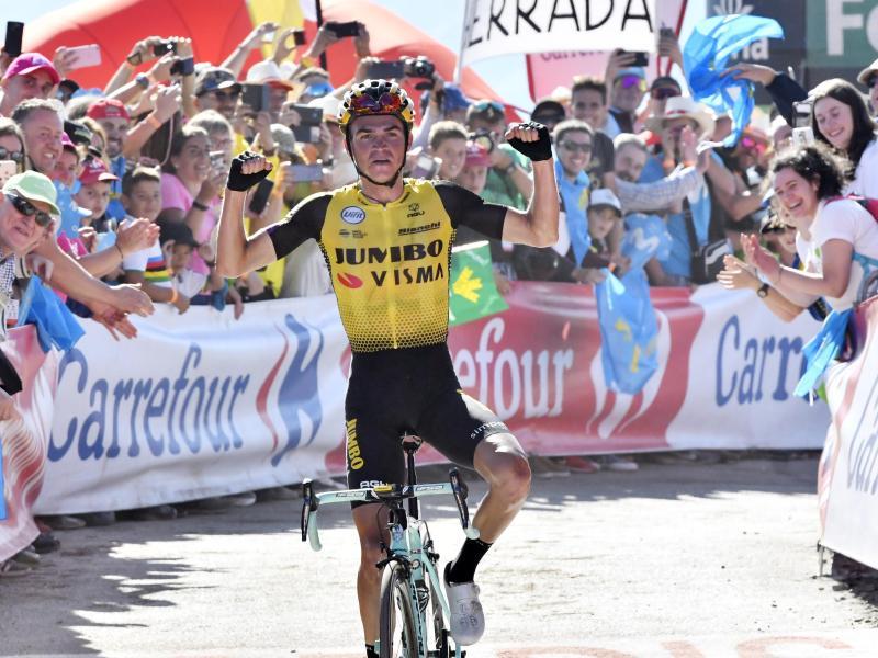            Sepp Kuss feiert seinen Solosieg auf der 15. Vuelta-Etappe. Foto: Yuzuru Sunada/BELGA         