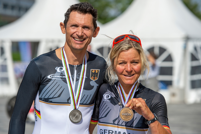 Michael Teuber und Kerstin Brachtendorf freuen sich über ihre WM-Medaillen. Foto: Oliver Kremer/sports.pixolli.com