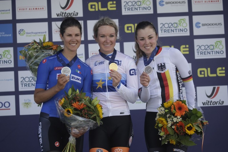 Lisa Klein (re.) holte bei der EM Bronze im Straßenrennen hinter Amy Pieters (Mitte) und Elena Cecchini. Foto: BDR