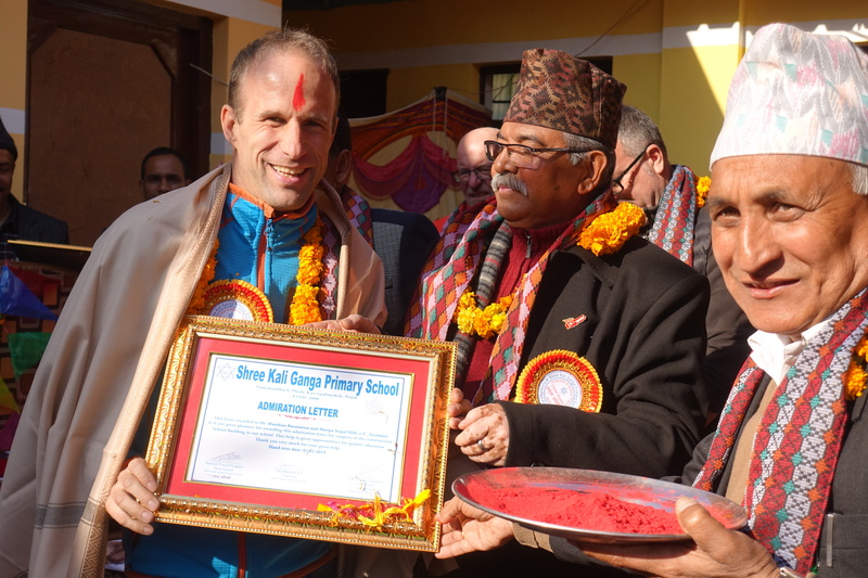 BDR-Arzt Matthias Baumann engagiert sich in Nepal. Unten: Bei den «Sportlern des Jahres» erhielt Matthias Baumann einen Spendencheck für seine «Sherpa Nepalhilfe». Fotos: Sherpa Nepalhilfe/Uli Hugger