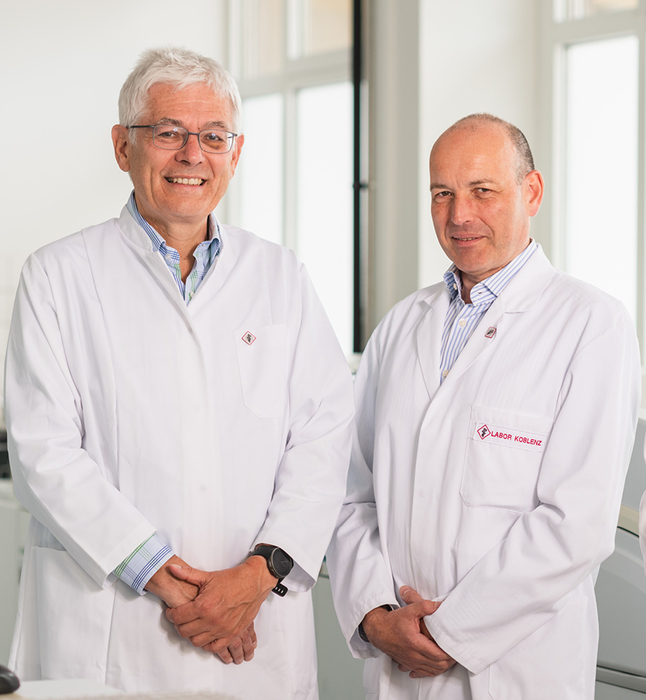 Dr. med. Dipl.-Chem. Rüdiger Walscheid und Axel Thuy sind die Geschäftsführer des «Labor Koblenz». Unten: Jakob Geßner beim Corona-Test in Koblenz. Fotos: Labor Koblenz/BDR