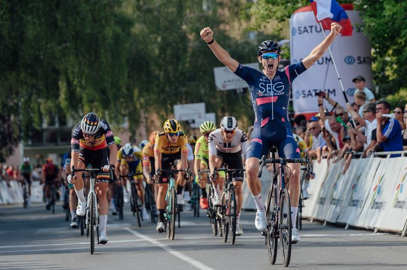 Jordi Meeus gewann die zweite Etappe der Czech Tour, Max Kanter (2. v. re.) wurde Dritter. Foto: Jan Brychta/Czech Tour
