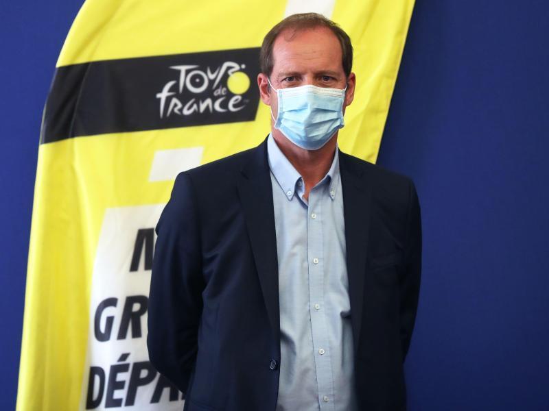 Christian Prudhomme, Direktor der Tour de France, trägt vorbildlich eine Maske. Foto: Valery Hache/AFP/AP/dpa