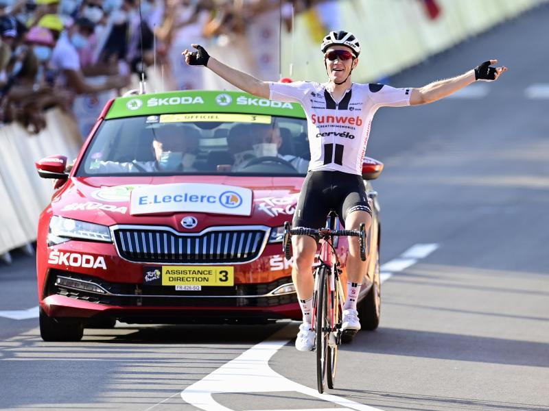            Sören Kragh Andersen jubelt über seinen zweiten Etappensieg bei der Tour de France. Foto: Pool/BELGA/dpa         