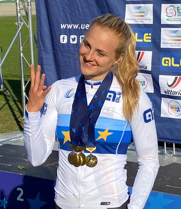 Viermal Europameisterin: Lea Sophie Friedrich präsentiert stolz ihre vier EM-Medaillen. Foto: Carsten Bergemann