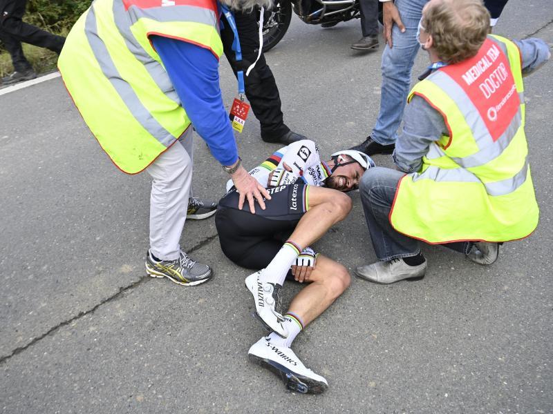            Wurde nach seinem Sturz bei der Flandern-Rundfahrt an der Hand operiert: Straßenrad-Weltmeister Julian Alaphilippe. Foto: Dirk Waem/BELGA/dpa         