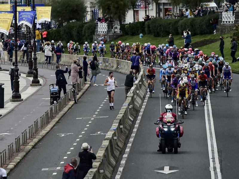            Das Fahrerfeld auf der ersten Vuelta-Etappe in Aktion. Foto: Alvaro Barrientos/AP/dpa         