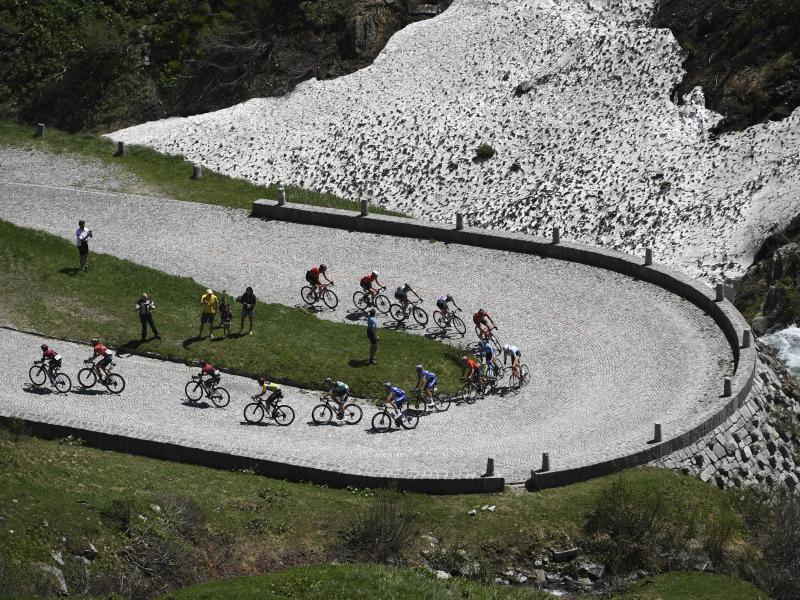 Auch die Frauen könnten künftig über die schönen Strecken der Tour de Suisse fahren. Foto: Archiv/Gian Ehrenzeller/KEYSTONE/dpa 