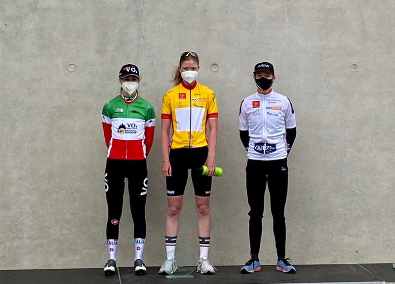 Linda Riedmann (Mitte) gewann die Tour du Gévaudan Occitanie vor Francesca Barale (li.) und Anna van der Meiden. Foto: privat