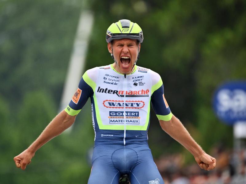 Taco van der Hoorn setzte sich auf der dritten Giro-Etappe durch. Foto: Massimo Paolone/LaPresse/AP/dpa