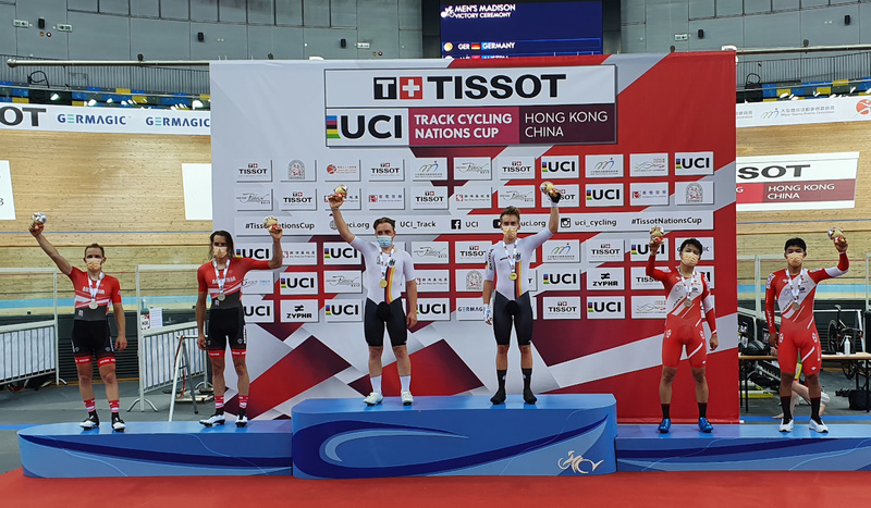 Moritz Malcharek und Theo Reinhardt (Mitte) gewannen beim Weltcup in Hongkong das Zweiermannschaftsfahren vor Österreich und Japan. Foto: privat