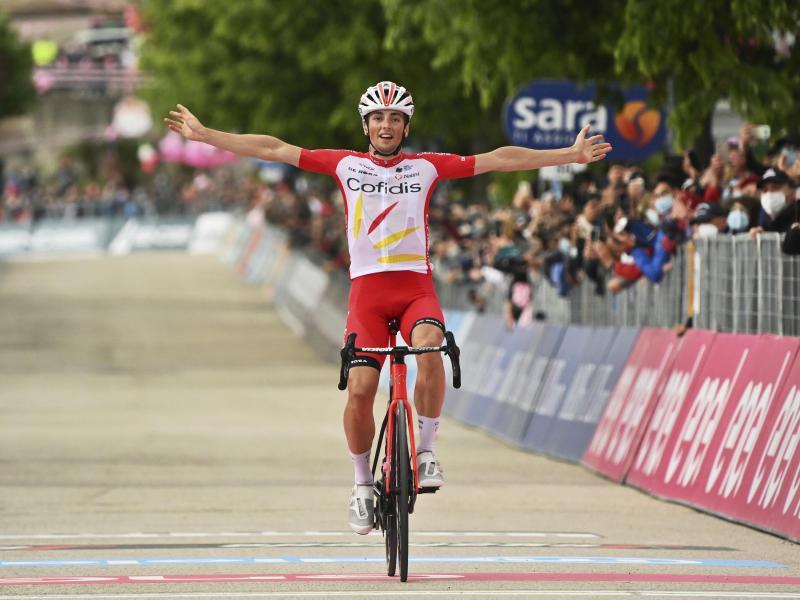 Victor Lafay bejubelt seinen Etappensieg. Foto: Massimo Paolone/LaPresse/AP/dpa         