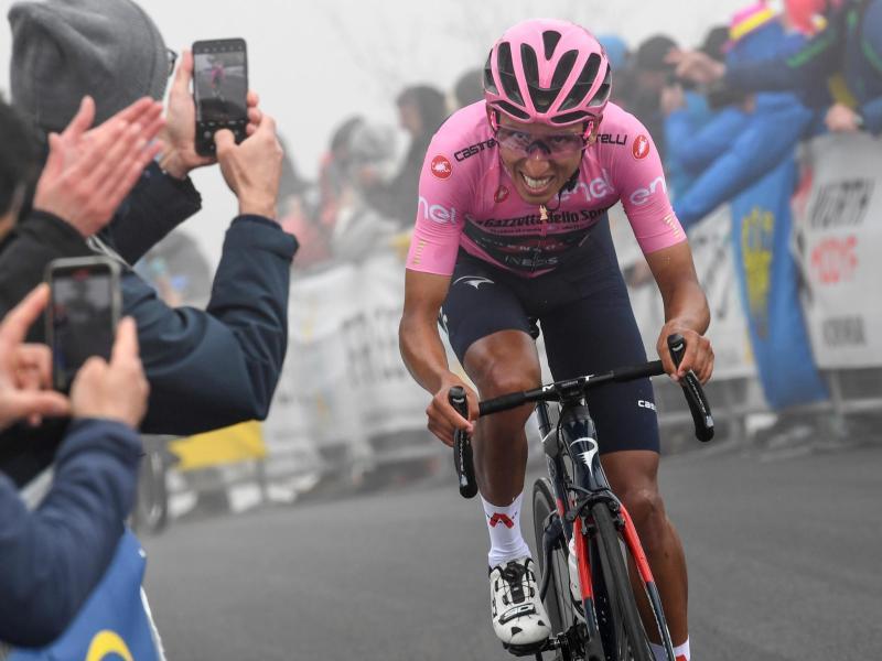            Egan Bernal fährt beim Giro d?Italia weiter im Rosa Trikot. Foto: Tim De Waele/GETTY Pool/AP/dpa         