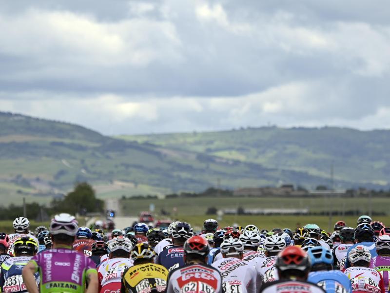 Im Peloton das Giro d'Italia gab es auch am zweiten Ruhetag keine positiven Coronafälle. Foto: Archiv/Fabio Ferrari/La Presse/AP/dpa