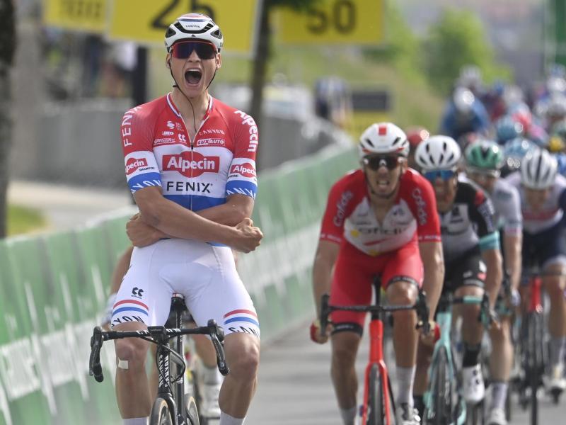 Mathieu van der Poel feierte seinen zweiten Etappensieg bei der 85. Tour de Suisse. Foto: Gian Ehrenzeller/KEYSTONE/dpa         