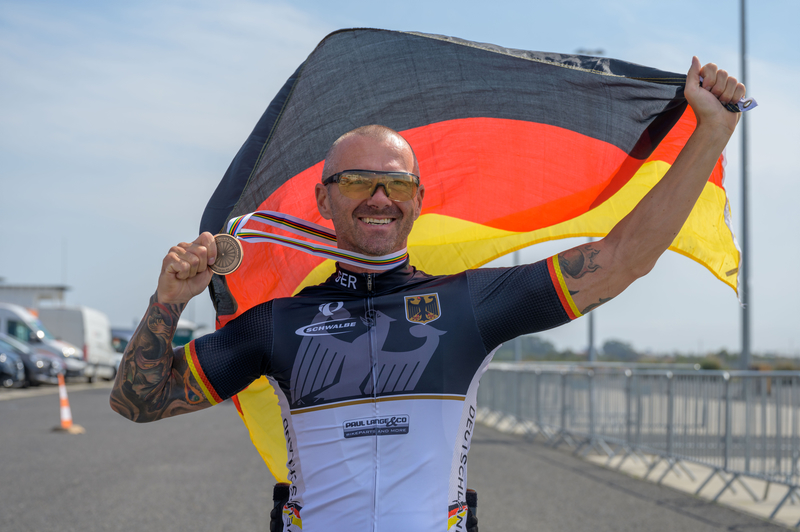 Handbiker Vico Merklein freute sich über seine Bronzemedaille. Foto: Oliver Kremer/DBS