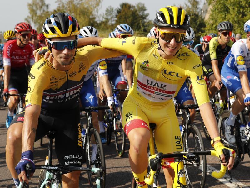            Titelverteidiger Tadej Pogacar (r) und Primoz Roglic sind die Favoriten bei der 108. Tour de France. Foto: Christophe Ena/AP/dpa         