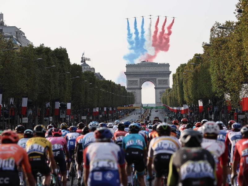            Radsport-Fans können die komplette Tour de France 2021 im TV verfolgen. Foto: Kenzo Tribouillard/AFP/dpa         