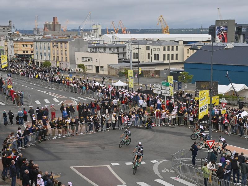 Die 108. Tour de France startet in Brest: Zuschauer verfolgen die Präsentation der Teams. Foto: David Stockman/BELGA/dpa         