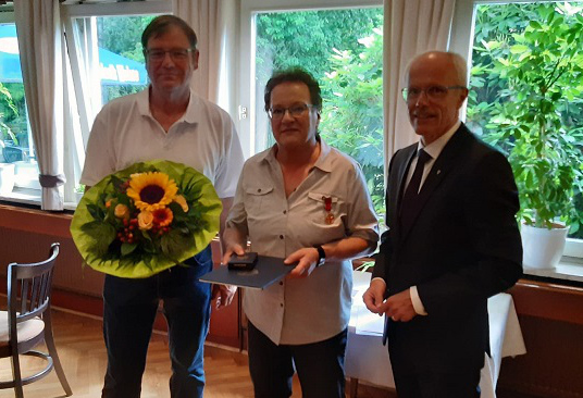 Uta Bruns (Mitte) erhielt den Verdienstorden der Bundesrepublik Deutschland. Foto: privat