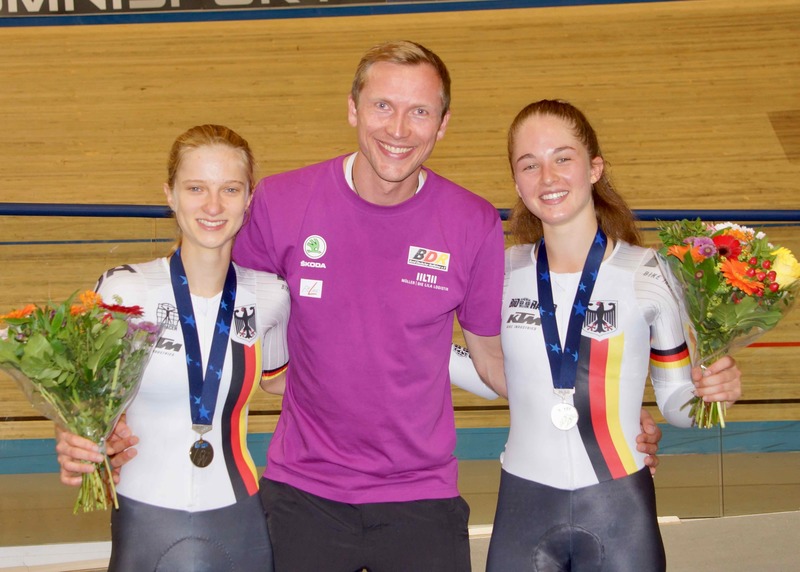 U19-Bundestrainer Lucas Schädlich freut sich mit Jette Simon (li.) und Lana Eberle über die Silbermedaille. Foto: Frank Mölders