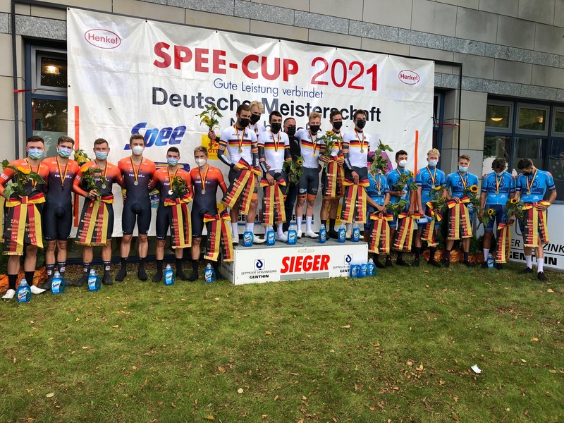 Das Team SKS-Sauerland NRW (Mitte) gewann die DM im Mannschaftszeitfahren vor rad-net ROSE (li.) und P&S Metalltechnik. Foto: rad-net